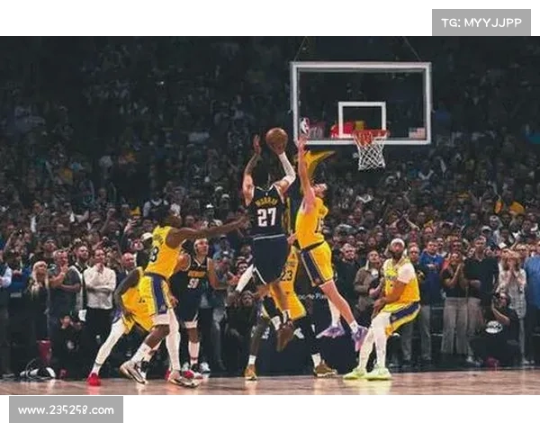 全明星赛后，NBA季后赛激战正酣，湖人勇士争锋，詹姆斯与库里谁能笑到最后